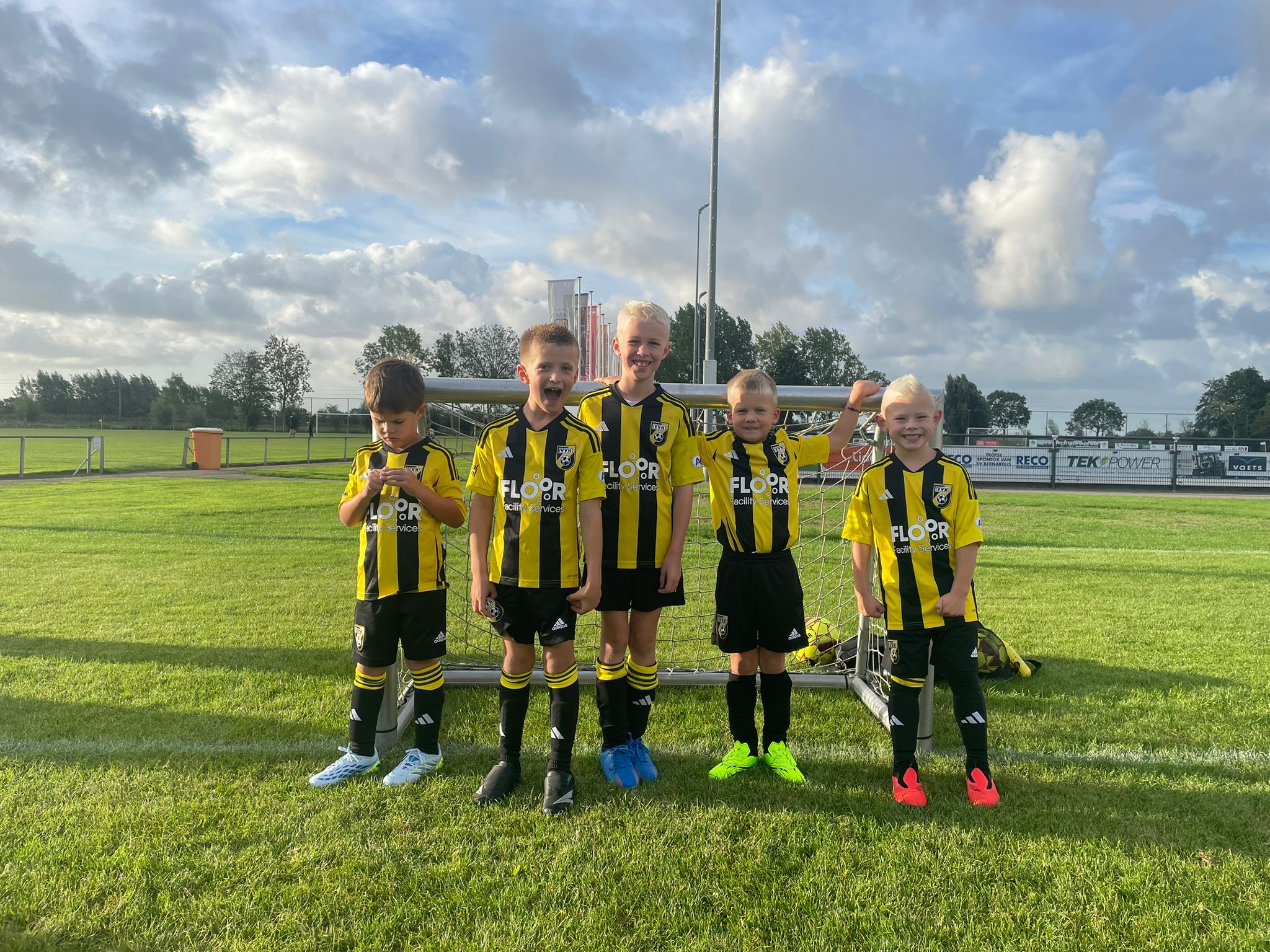 ⚽️ De ministars van VVH hebben hun eerste stappen op het voetbalveld gezet! 💪